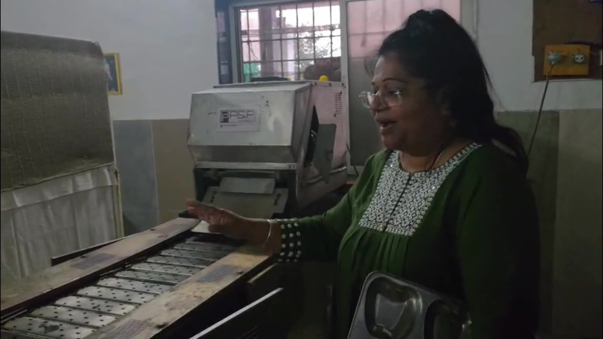 Mrs. Priti Vaidya explaining the ashram kitchen food preparation and wet waste generation