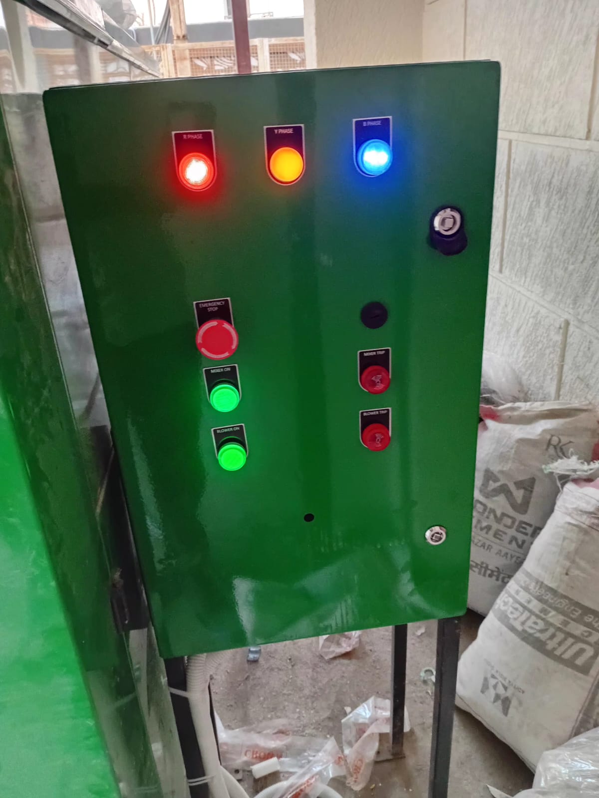 Automated 3-phase electrical control panel with safety indicators